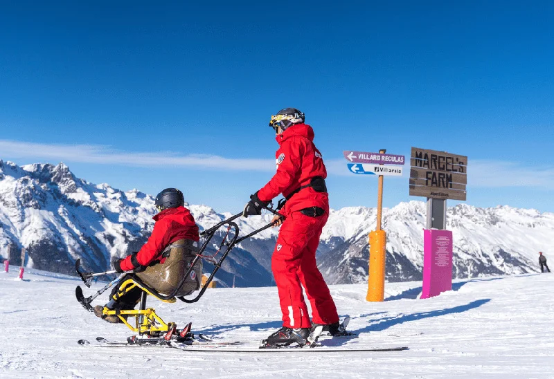 Stations de ski accessibles en France proposent des moniteurs spécialisés